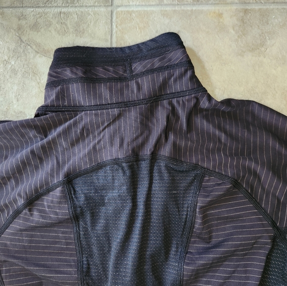 Lululemon Run For Gold 1/2 Zip - Size 6 - Picture 4 of 12